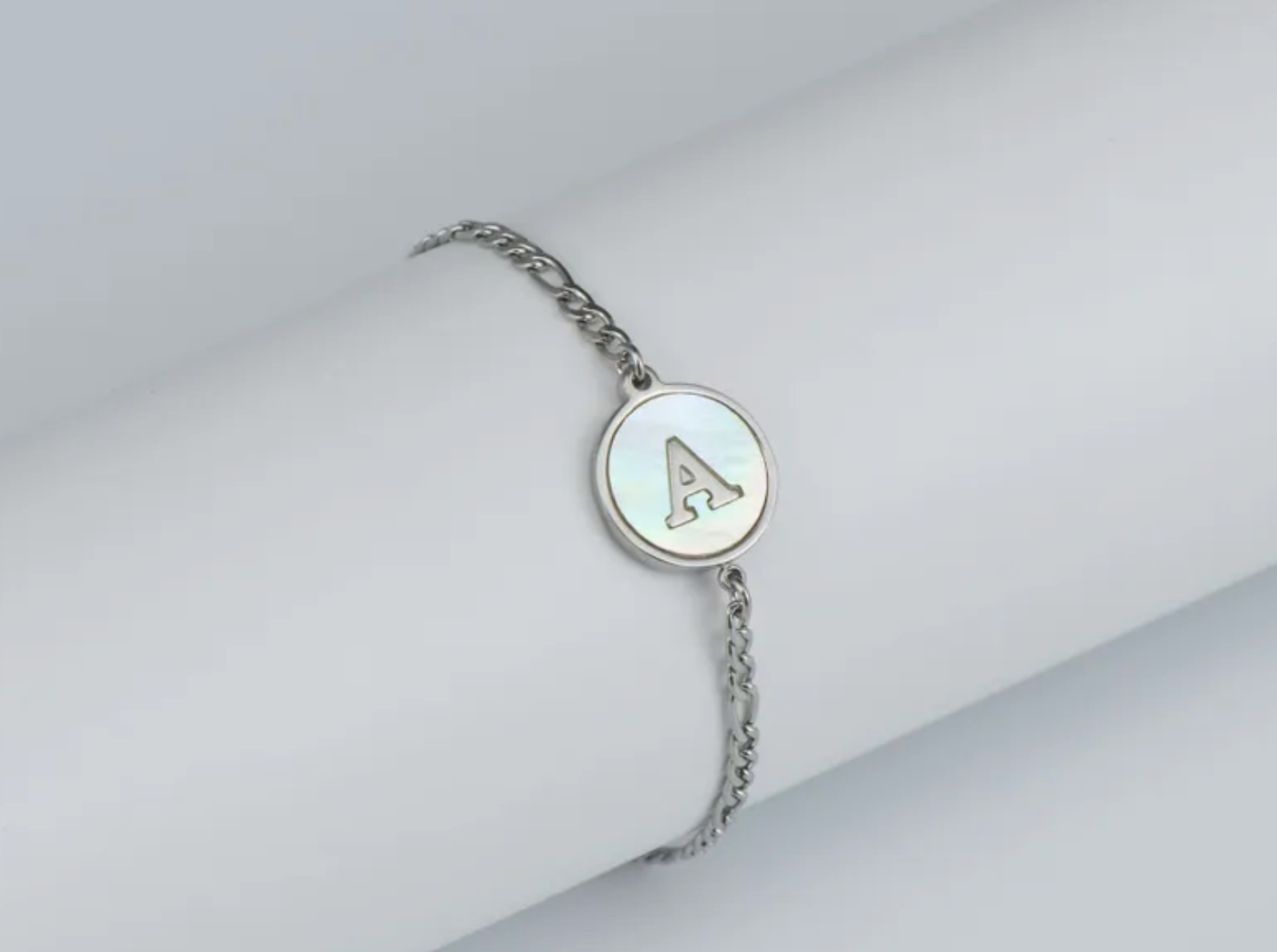 PULSERA EN STAINLESS STEEL PLATEADO CON INICIAL DEL NOMBRE