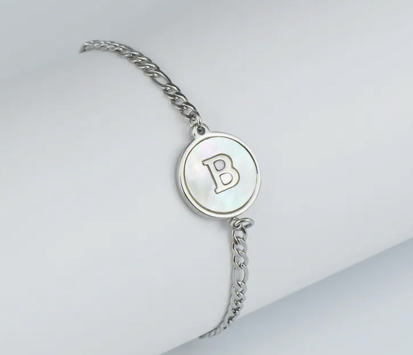 PULSERA EN STAINLESS STEEL PLATEADO CON INICIAL DEL NOMBRE