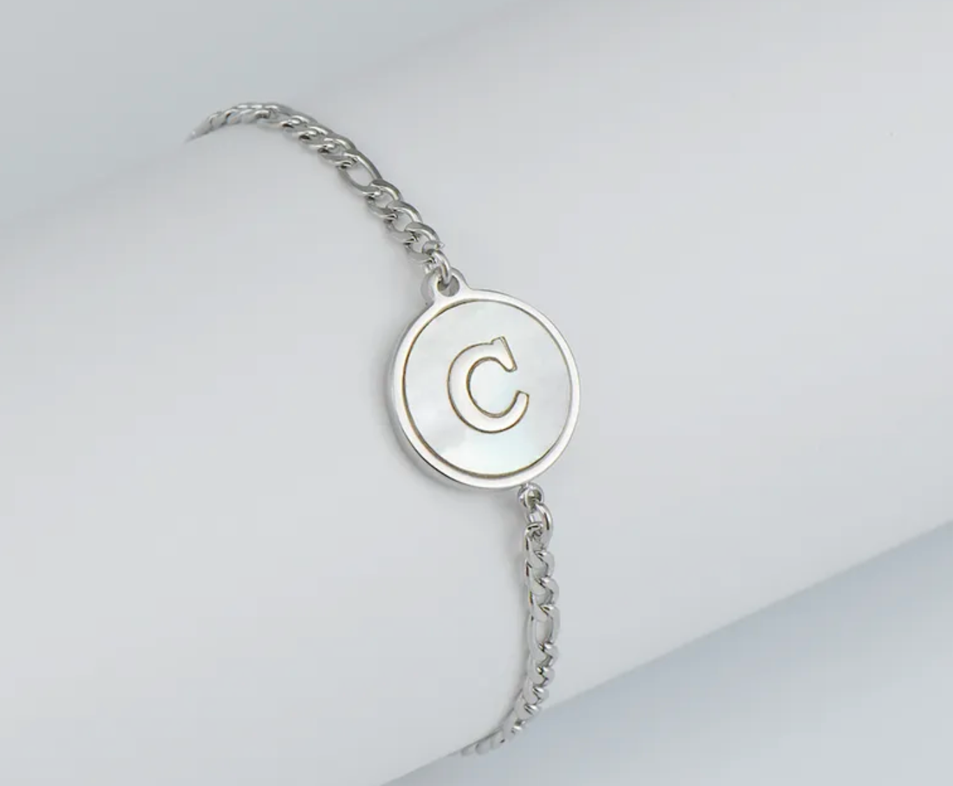PULSERA EN STAINLESS STEEL PLATEADO CON INICIAL DEL NOMBRE