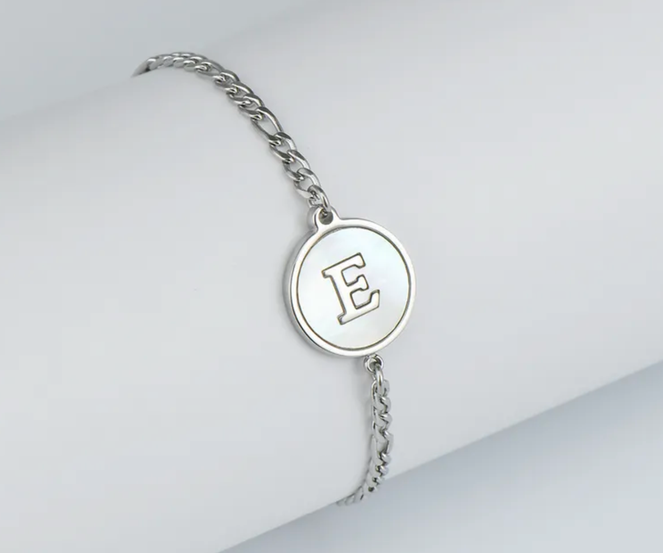 PULSERA EN STAINLESS STEEL PLATEADO CON INICIAL DEL NOMBRE