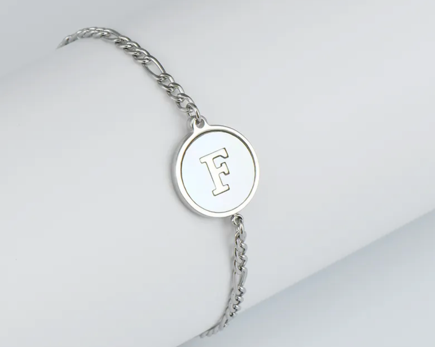 PULSERA EN STAINLESS STEEL PLATEADO CON INICIAL DEL NOMBRE