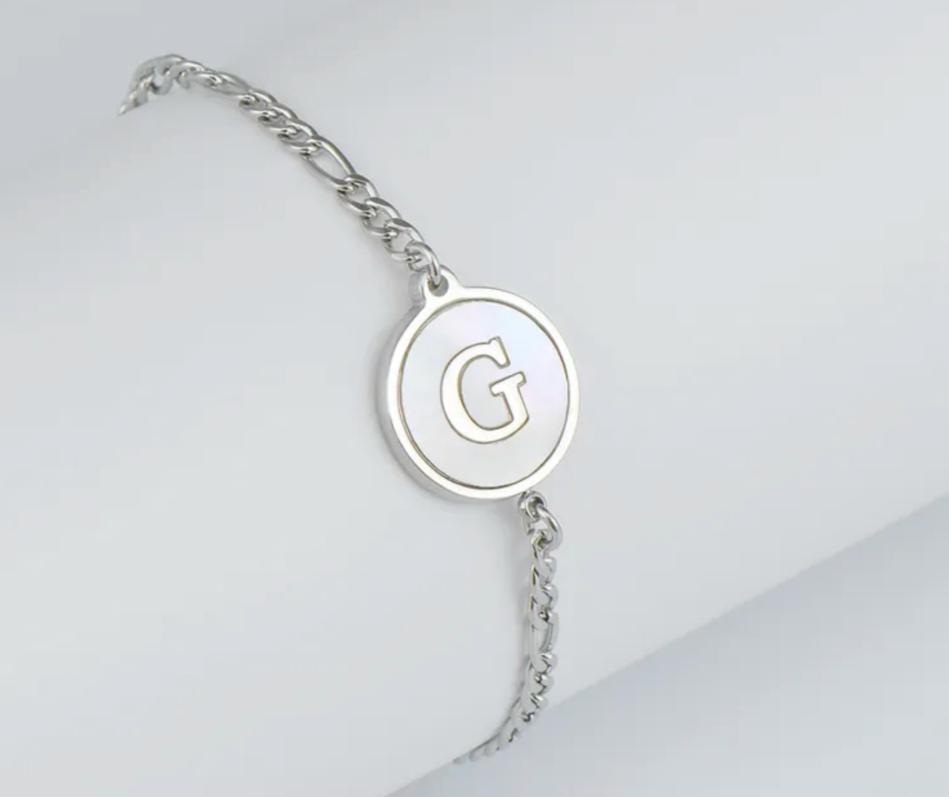 PULSERA EN STAINLESS STEEL PLATEADO CON INICIAL DEL NOMBRE