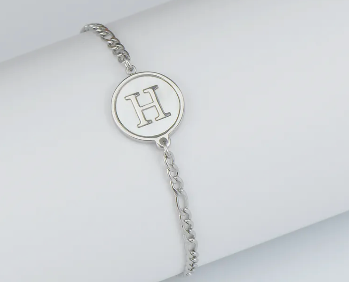 PULSERA EN STAINLESS STEEL PLATEADO CON INICIAL DEL NOMBRE