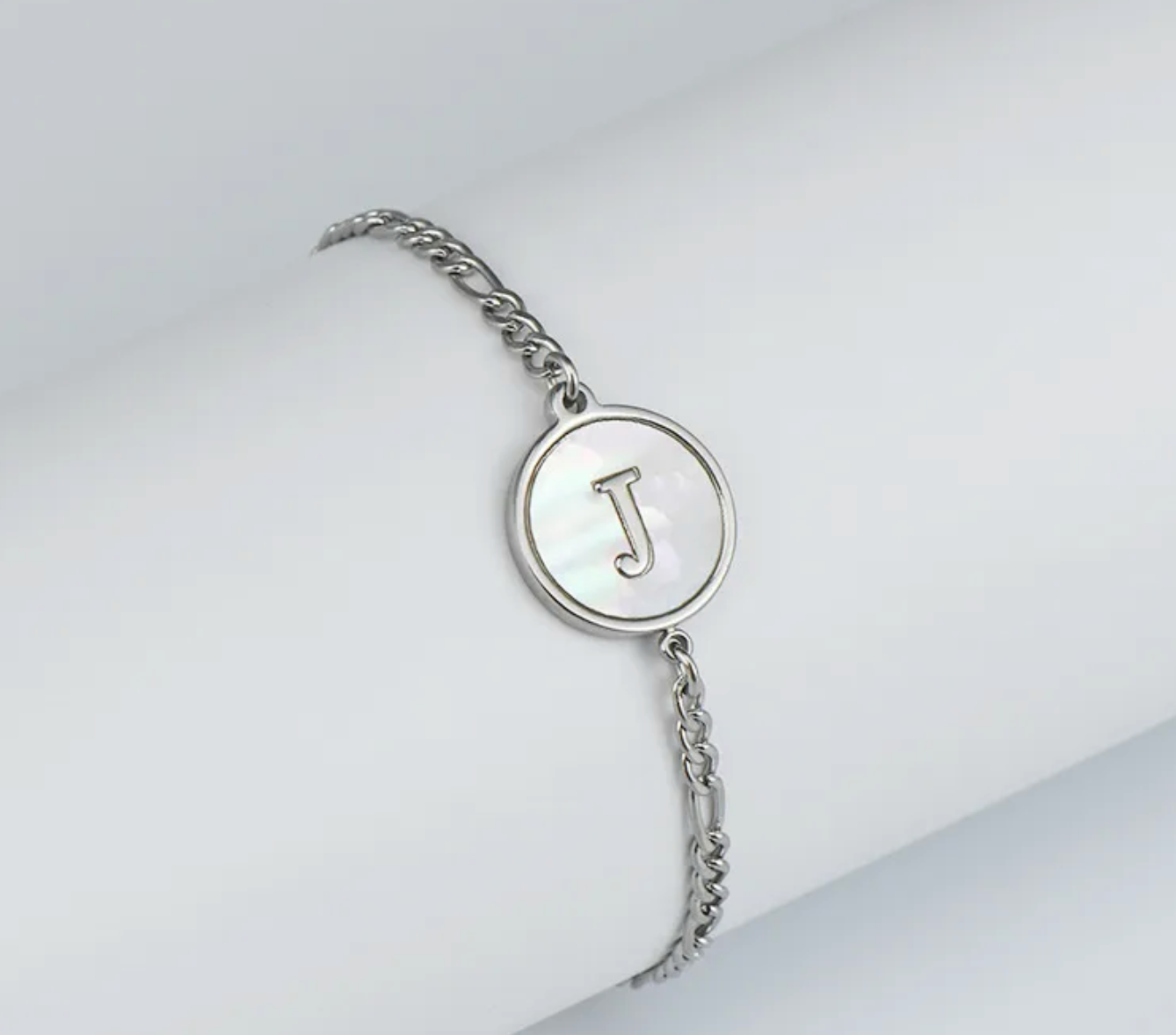 PULSERA EN STAINLESS STEEL PLATEADO CON INICIAL DEL NOMBRE