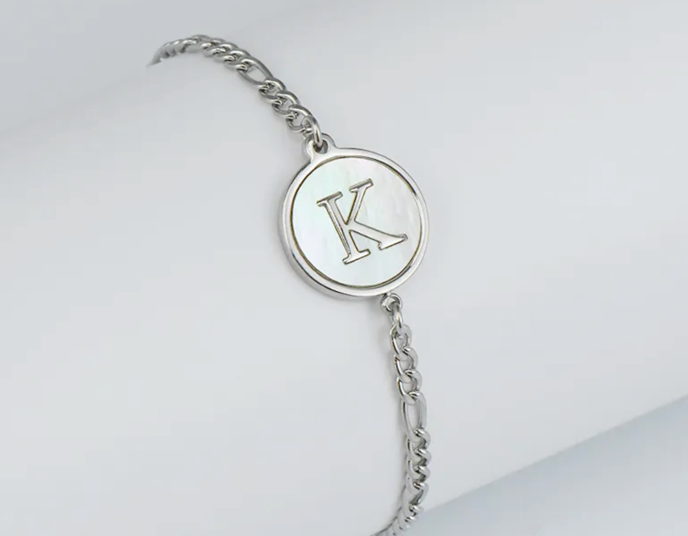 PULSERA EN STAINLESS STEEL PLATEADO CON INICIAL DEL NOMBRE
