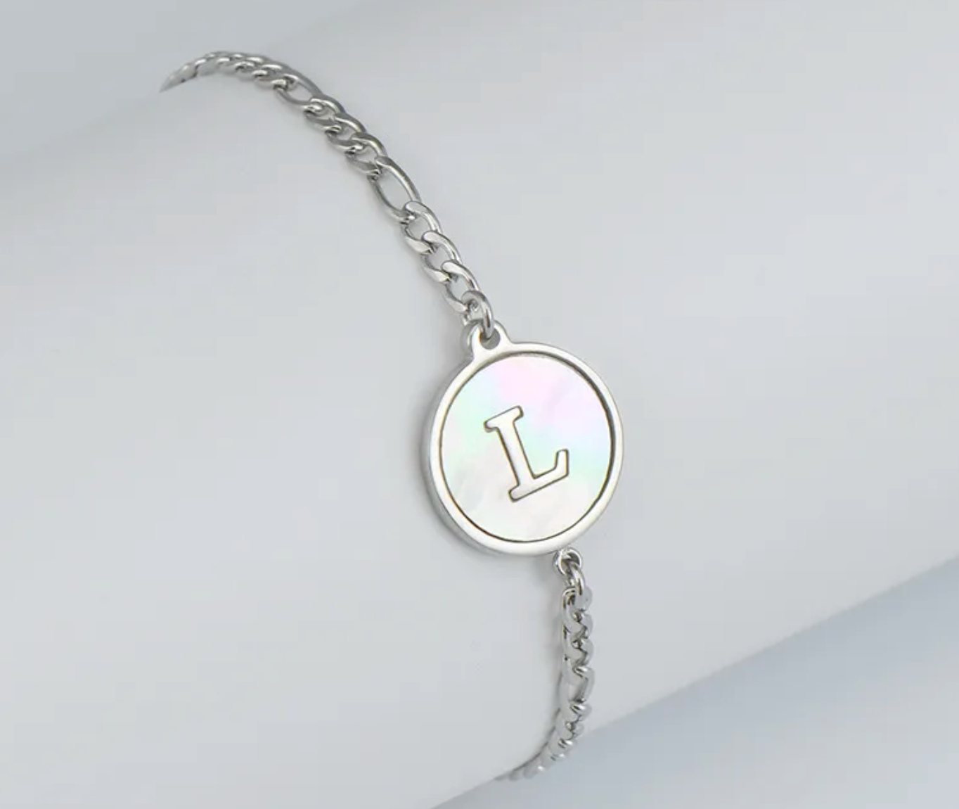 PULSERA EN STAINLESS STEEL PLATEADO CON INICIAL DEL NOMBRE