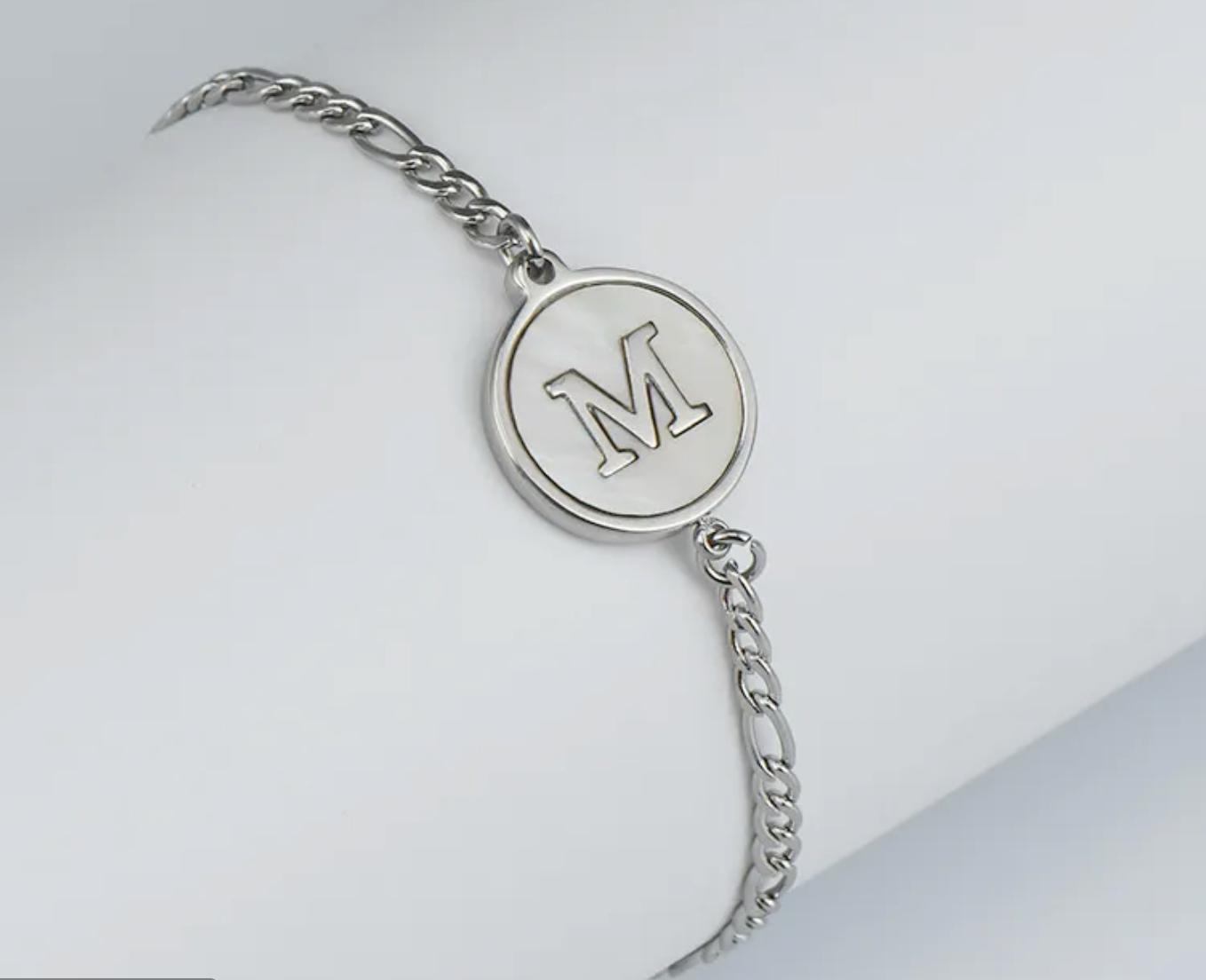 PULSERA EN STAINLESS STEEL PLATEADO CON INICIAL DEL NOMBRE