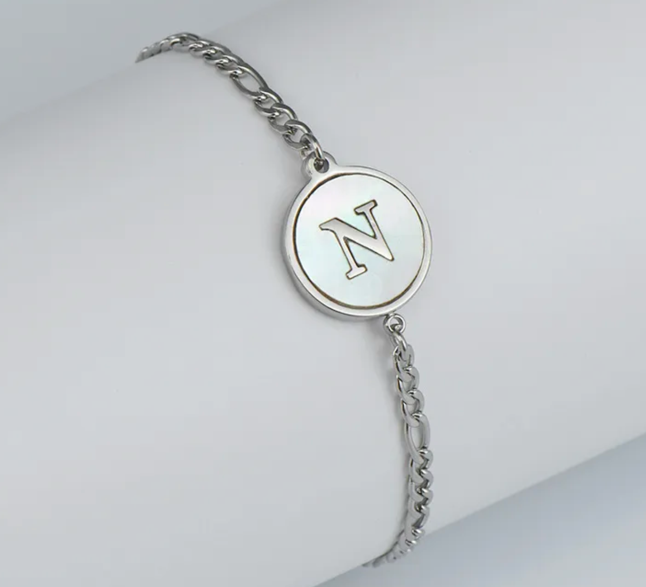 PULSERA EN STAINLESS STEEL PLATEADO CON INICIAL DEL NOMBRE