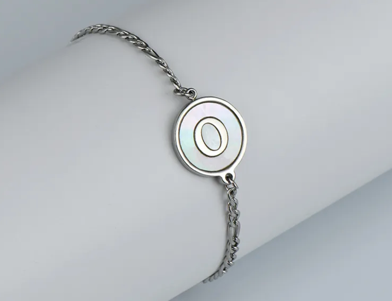 PULSERA EN STAINLESS STEEL PLATEADO CON INICIAL DEL NOMBRE