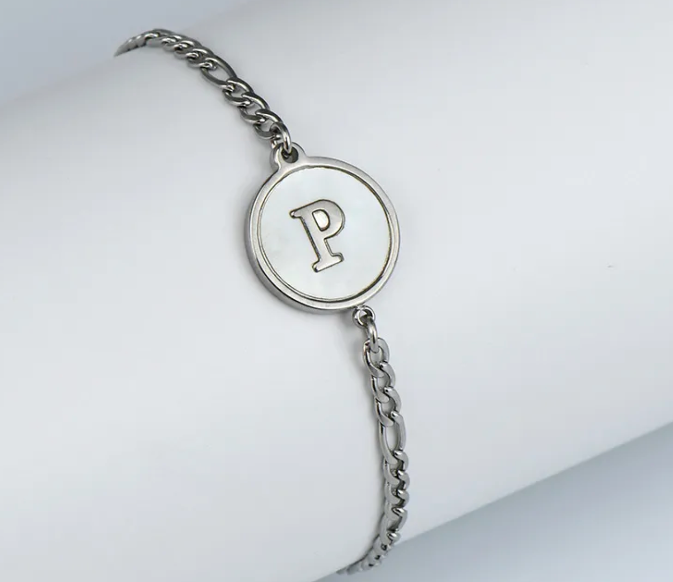 PULSERA EN STAINLESS STEEL PLATEADO CON INICIAL DEL NOMBRE