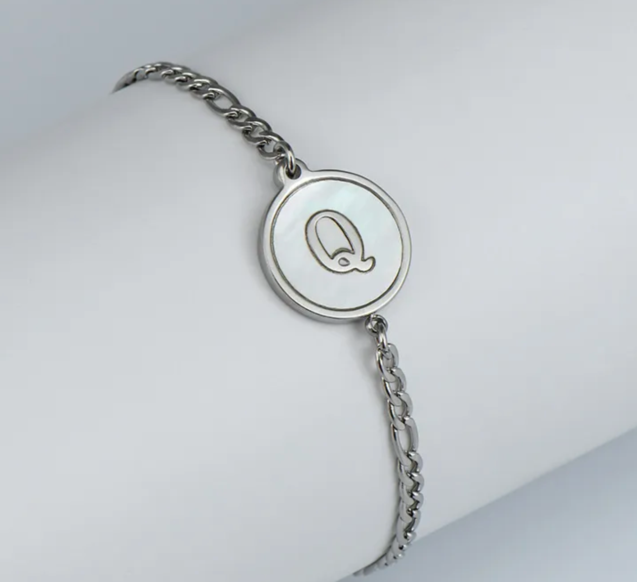 PULSERA EN STAINLESS STEEL PLATEADO CON INICIAL DEL NOMBRE