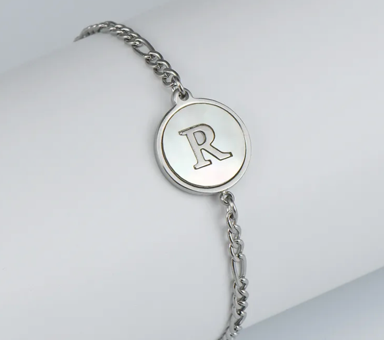 PULSERA EN STAINLESS STEEL PLATEADO CON INICIAL DEL NOMBRE