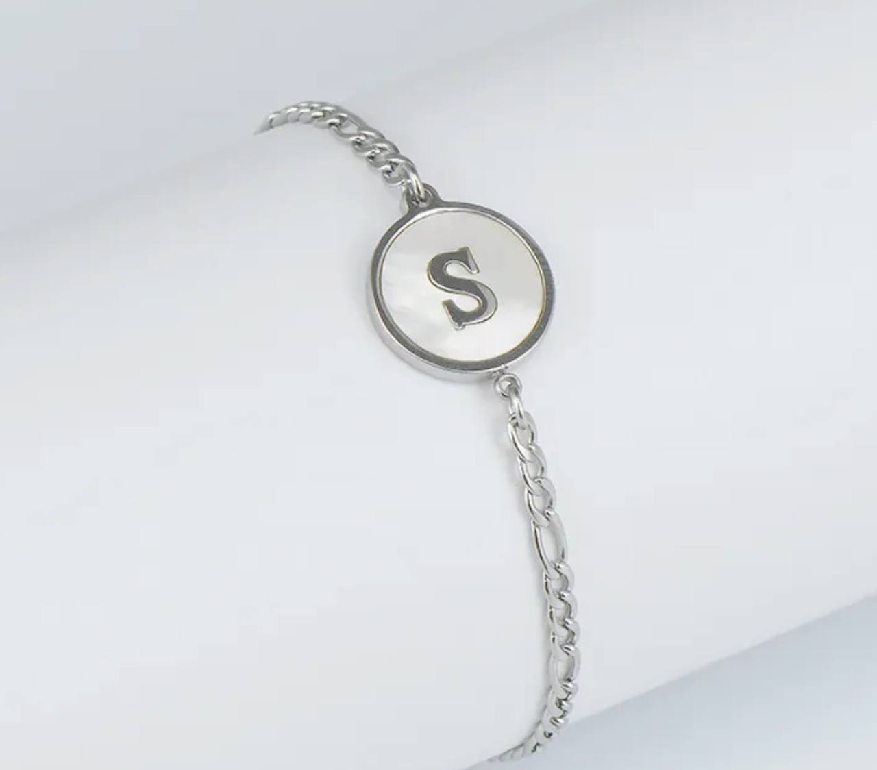 PULSERA EN STAINLESS STEEL PLATEADO CON INICIAL DEL NOMBRE