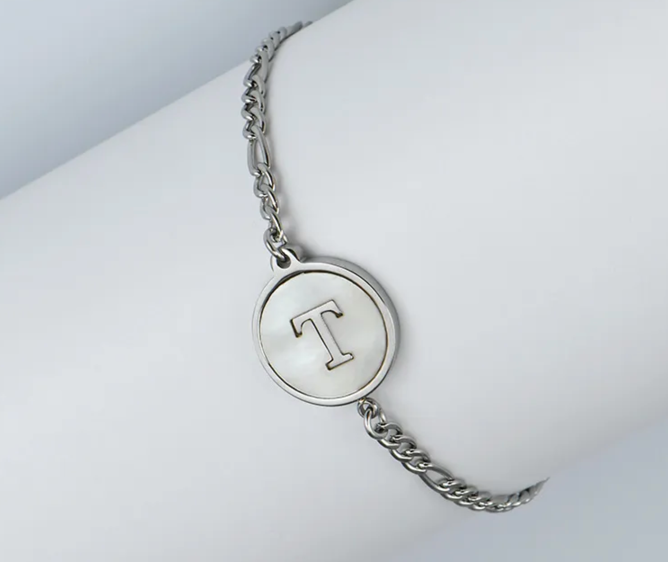 PULSERA EN STAINLESS STEEL PLATEADO CON INICIAL DEL NOMBRE