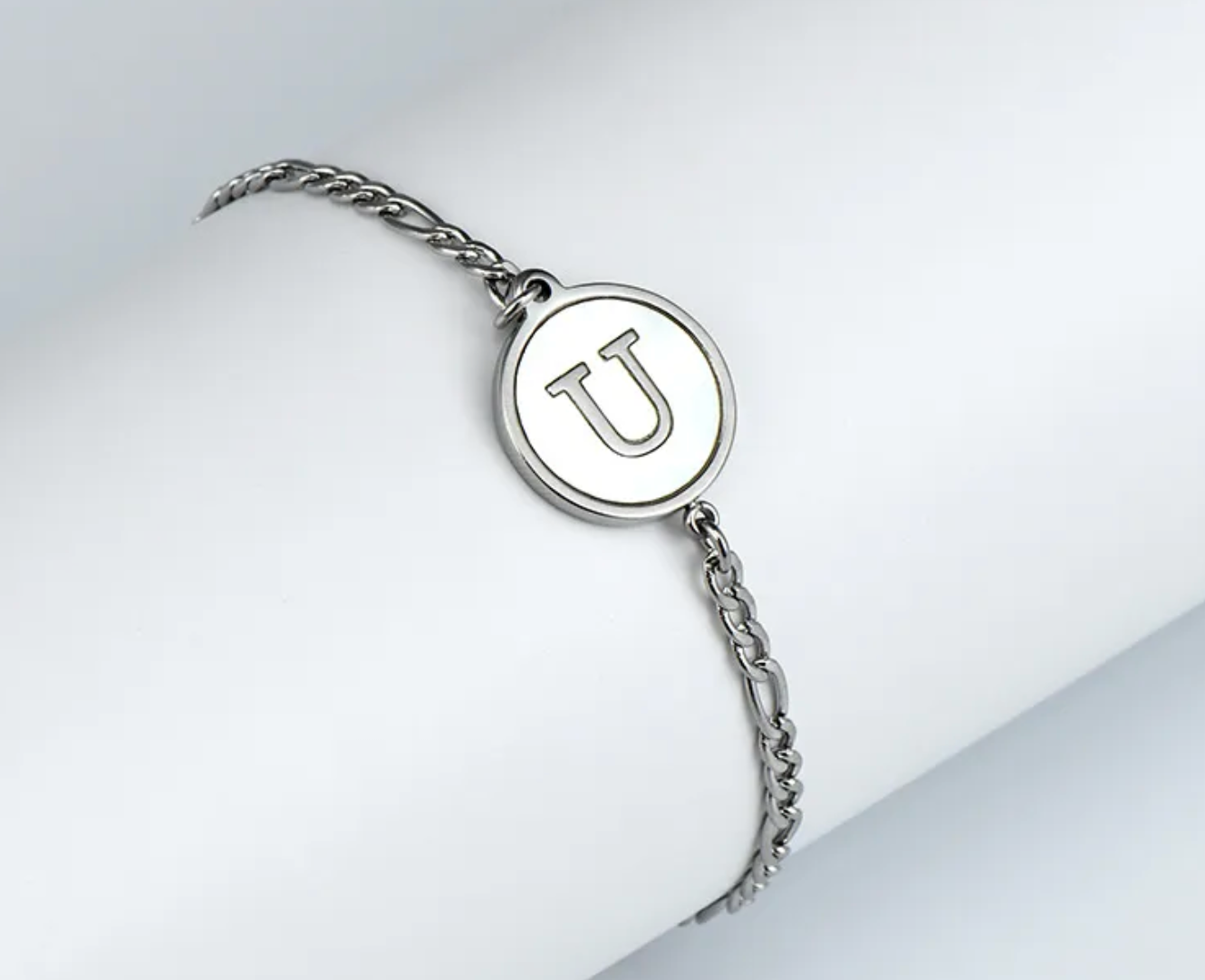 PULSERA EN STAINLESS STEEL PLATEADO CON INICIAL DEL NOMBRE
