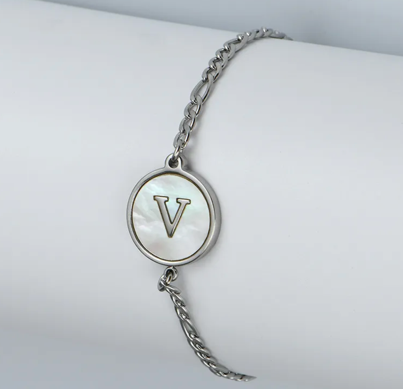 PULSERA EN STAINLESS STEEL PLATEADO CON INICIAL DEL NOMBRE