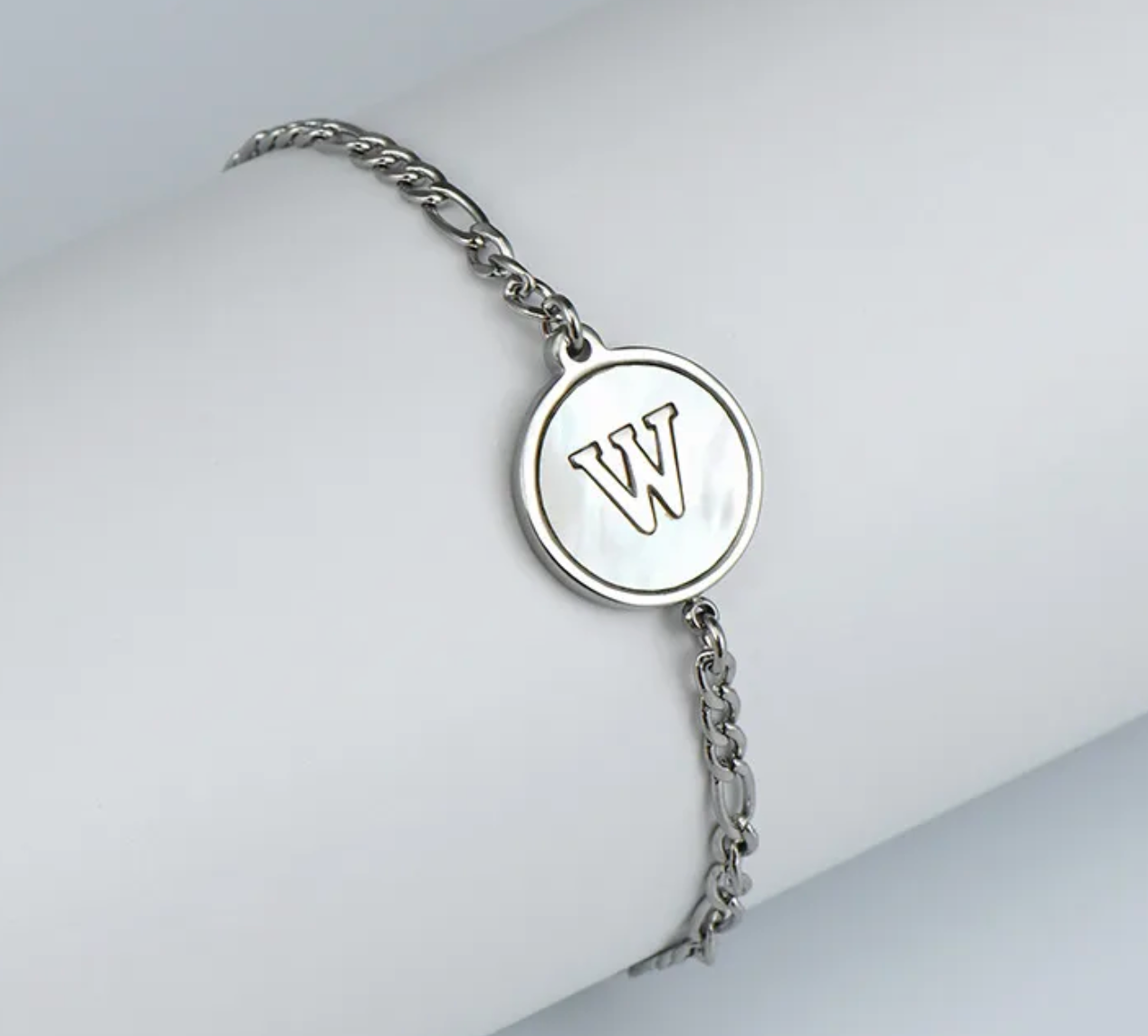 PULSERA EN STAINLESS STEEL PLATEADO CON INICIAL DEL NOMBRE