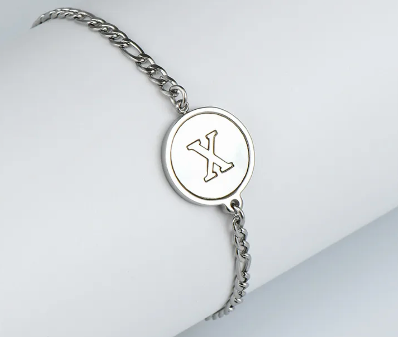 PULSERA EN STAINLESS STEEL PLATEADO CON INICIAL DEL NOMBRE