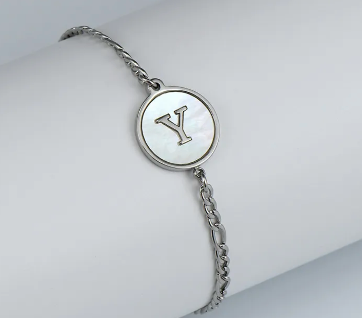 PULSERA EN STAINLESS STEEL PLATEADO CON INICIAL DEL NOMBRE
