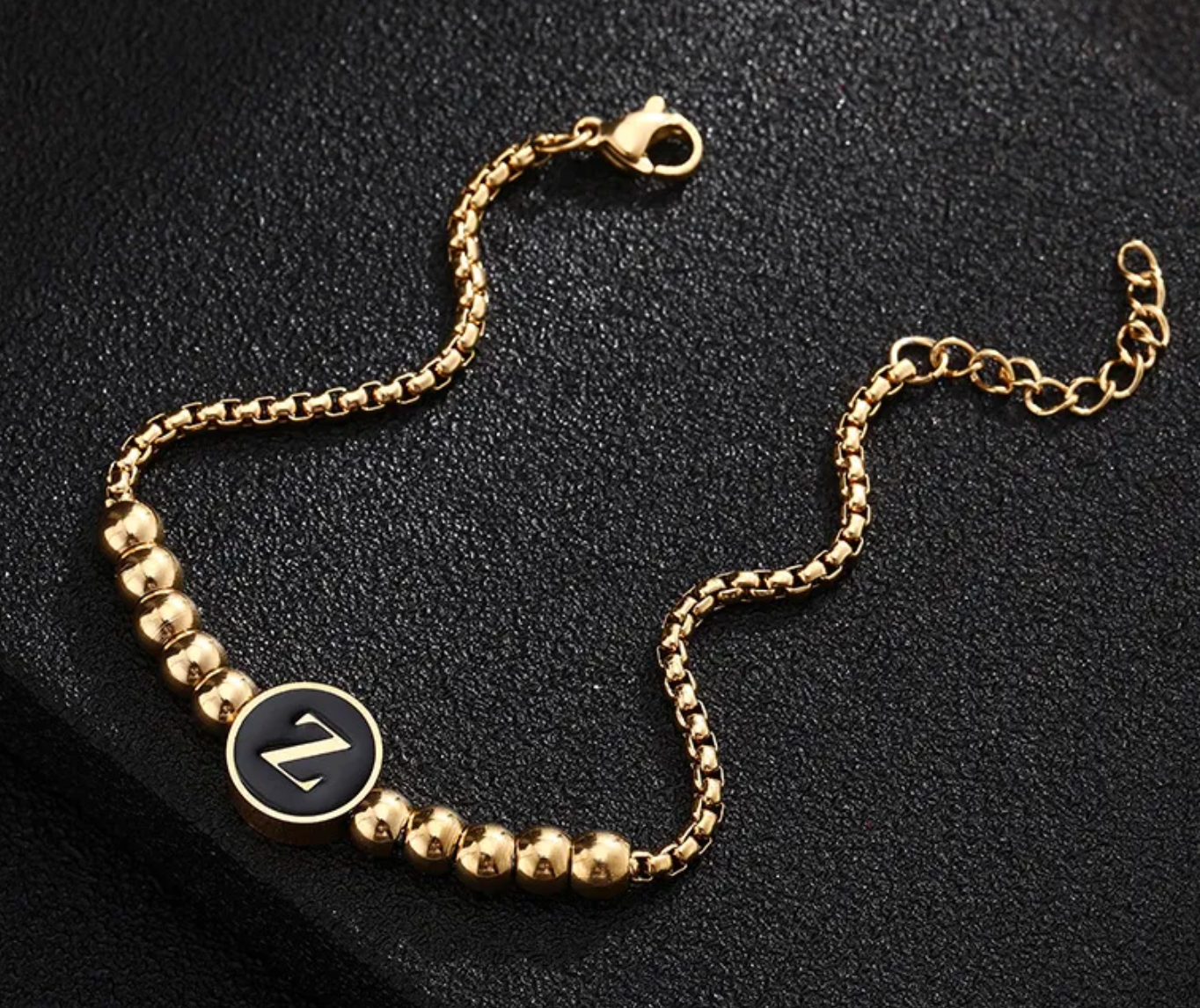 PULSERA EN STAINLESS STEEL DORADO Y NEGRO CON INICIAL DEL NOMBRE