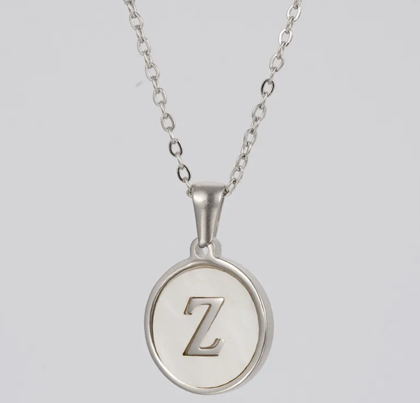 COLLAR EN STAINLESS STEEL PLATEADO CON COLGANTE DE INICIAL