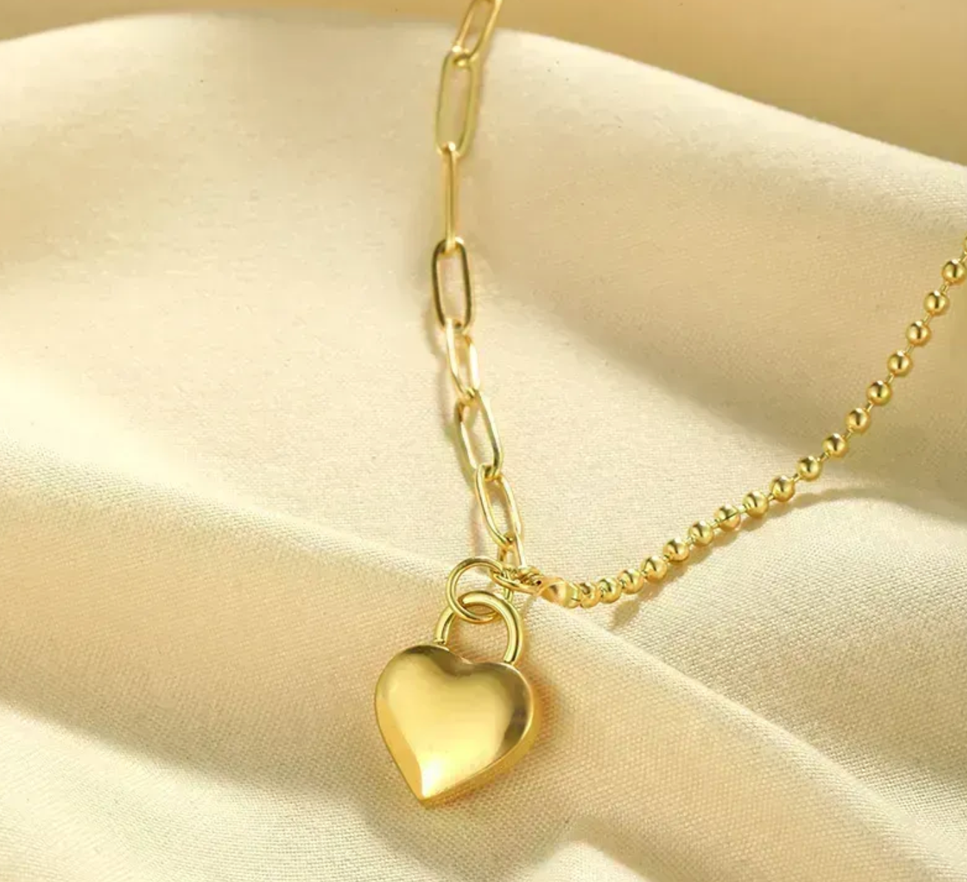 COLLAR EN STAINLESS STEEL DORADO CON COLGANTE DE CORAZON