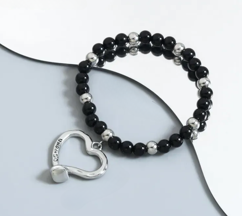 PULSERA ES ELASTICO CON BEADS NEGROS Y EN STAINLESS STEEL CON COLGANTE DE CORAZON
