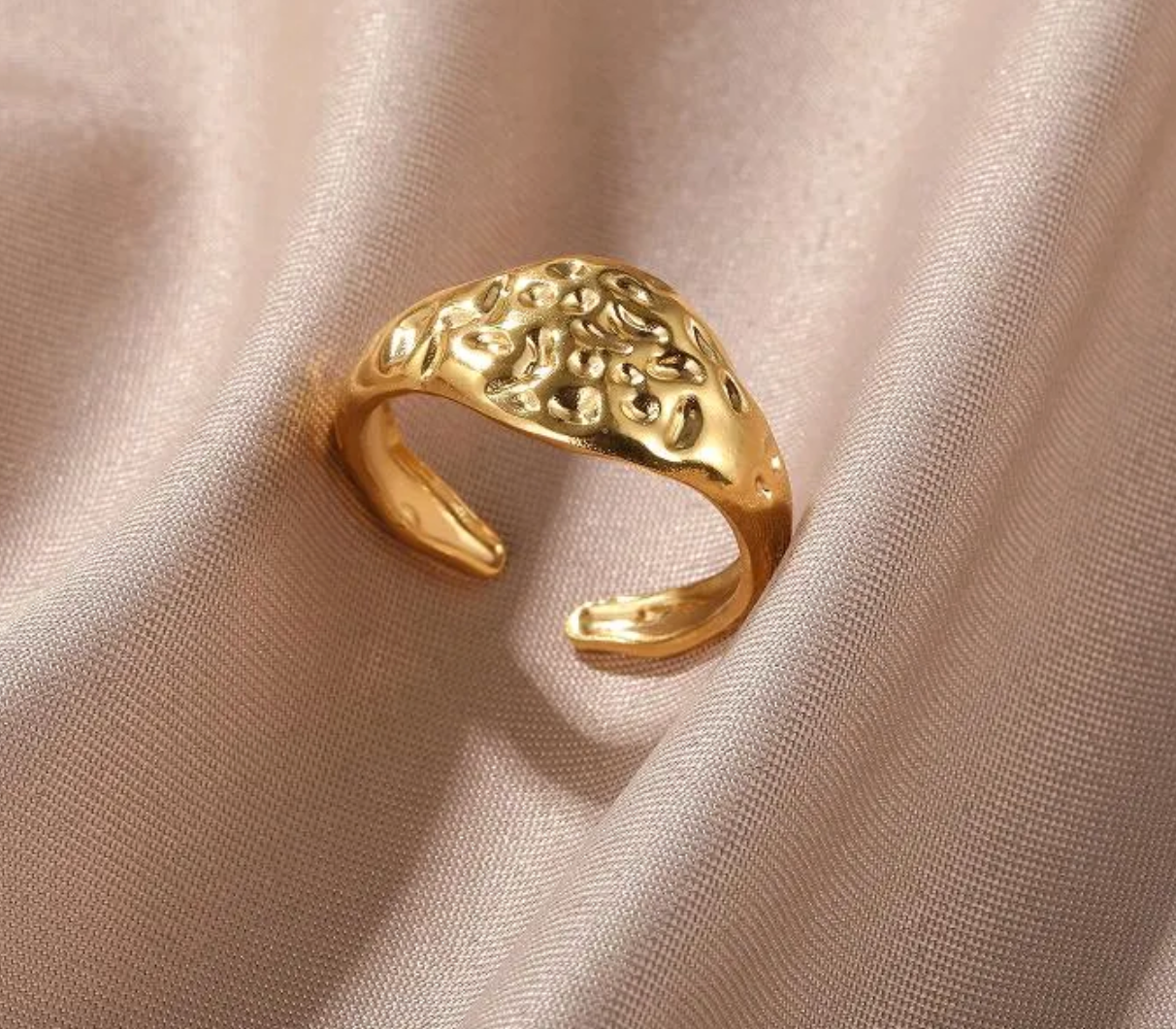 SORTIJA AJUSTABLE EN STAINLESS STEEL DORADO