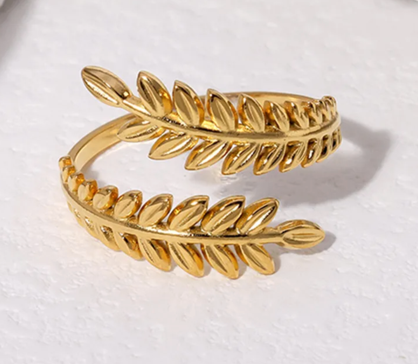 SORTIJA ABIERTA AJUSTABLE CON DISEÑO DE HOJAS EN STAINLESS STEEL