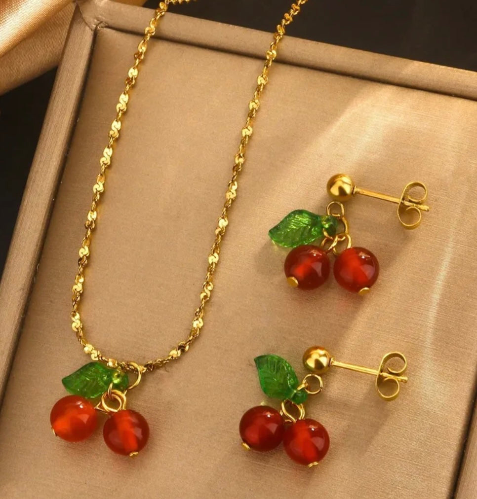 SET DE COLLAR Y PANTALLAS EN STAINLESS STEEL DORADO CON COLGANTE DE SWEET CHERRY
