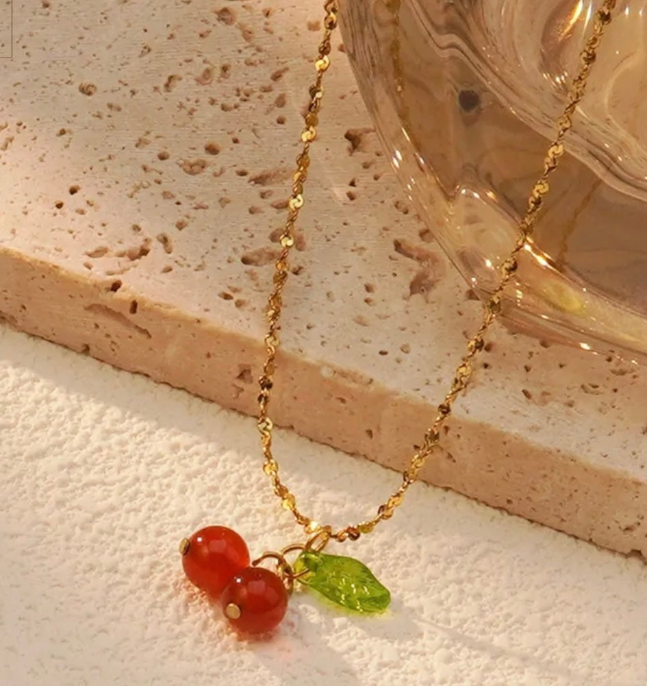 SET DE COLLAR Y PANTALLAS EN STAINLESS STEEL DORADO CON COLGANTE DE SWEET CHERRY