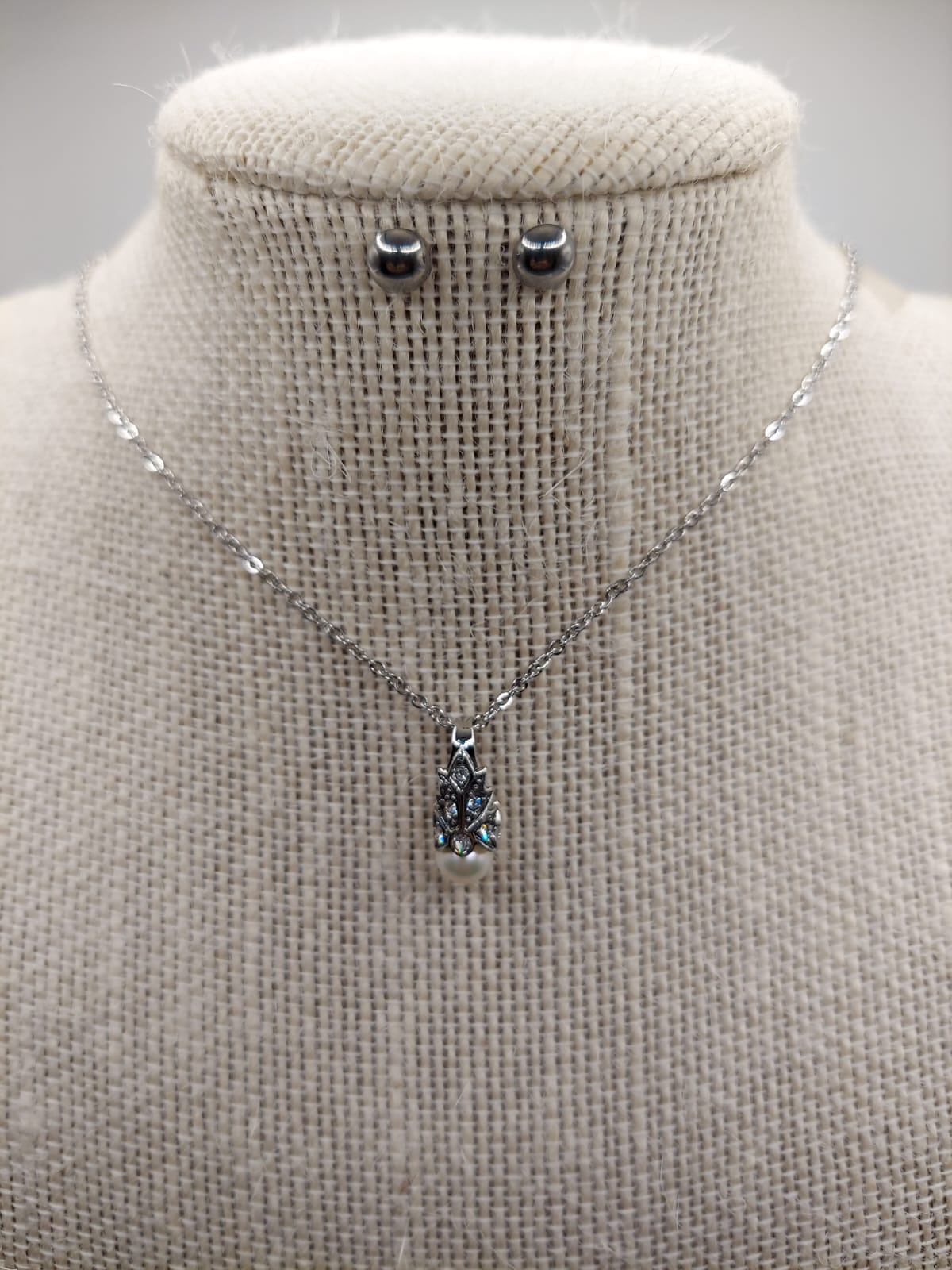 SET DE COLLAR Y PANTALLAS CON DIJE DE PERLA