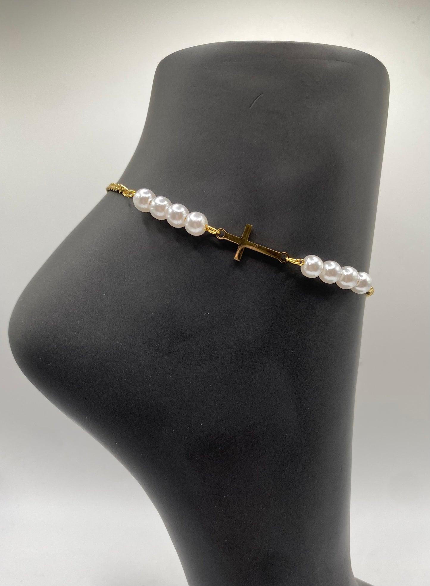 TOBILLERA EN STAINLESS STEEL DORADA CON CRUZ Y PERLAS 10"