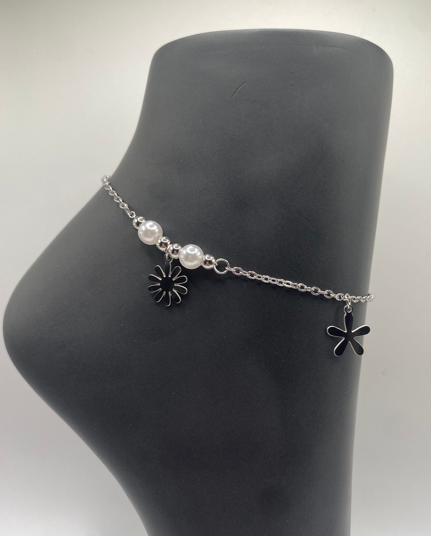 TOBILLERA EN STAINLESS STEEL PLATEADA CON FLORES Y PERLAS 9"