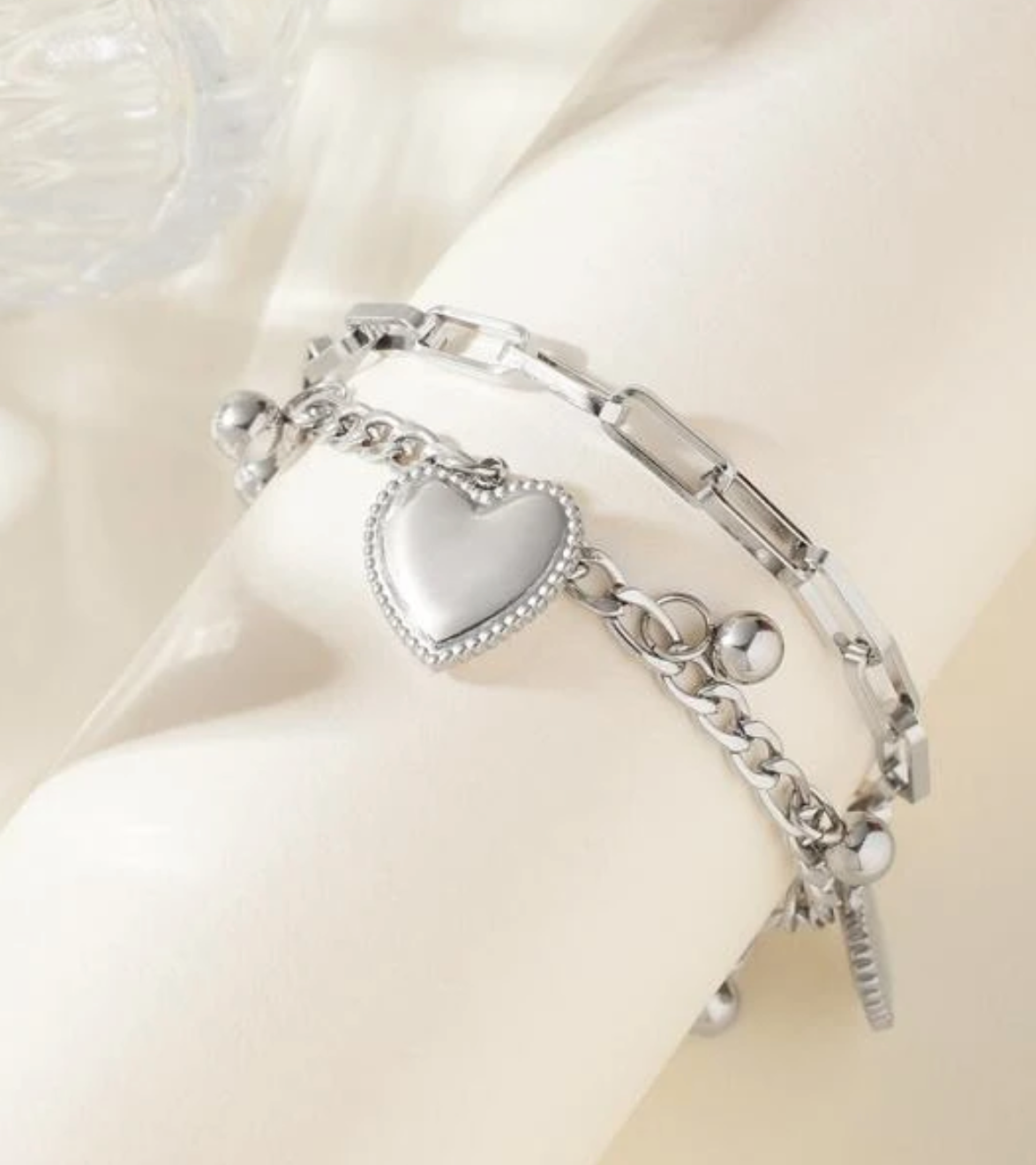 PULSERA EN FASHION STEEL PLATEADO CON CORAZONES