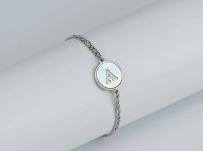 PULSERA EN STAINLESS STEEL PLATEADO CON INICIAL DEL NOMBRE