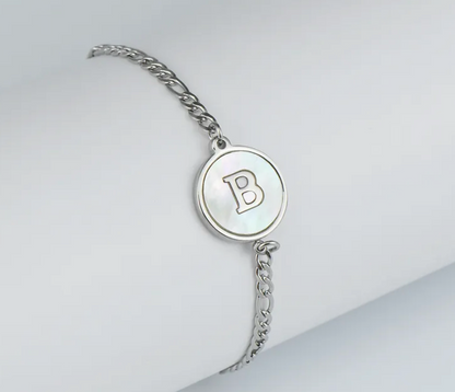 PULSERA EN STAINLESS STEEL PLATEADO CON INICIAL DEL NOMBRE