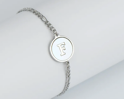 PULSERA EN STAINLESS STEEL PLATEADO CON INICIAL DEL NOMBRE