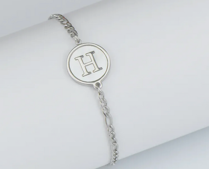 PULSERA EN STAINLESS STEEL PLATEADO CON INICIAL DEL NOMBRE