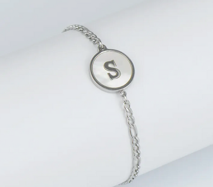 PULSERA EN STAINLESS STEEL PLATEADO CON INICIAL DEL NOMBRE