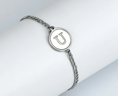 PULSERA EN STAINLESS STEEL PLATEADO CON INICIAL DEL NOMBRE