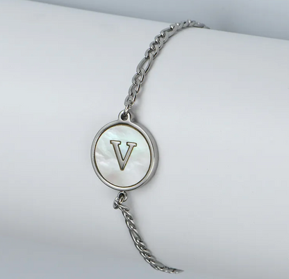 PULSERA EN STAINLESS STEEL PLATEADO CON INICIAL DEL NOMBRE
