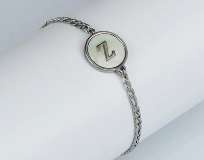 PULSERA EN STAINLESS STEEL PLATEADO CON INICIAL DEL NOMBRE