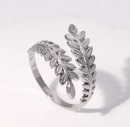 SORTIJA ABIERTA AJUSTABLE CON DISEÑO DE HOJAS EN STAINLESS STEEL